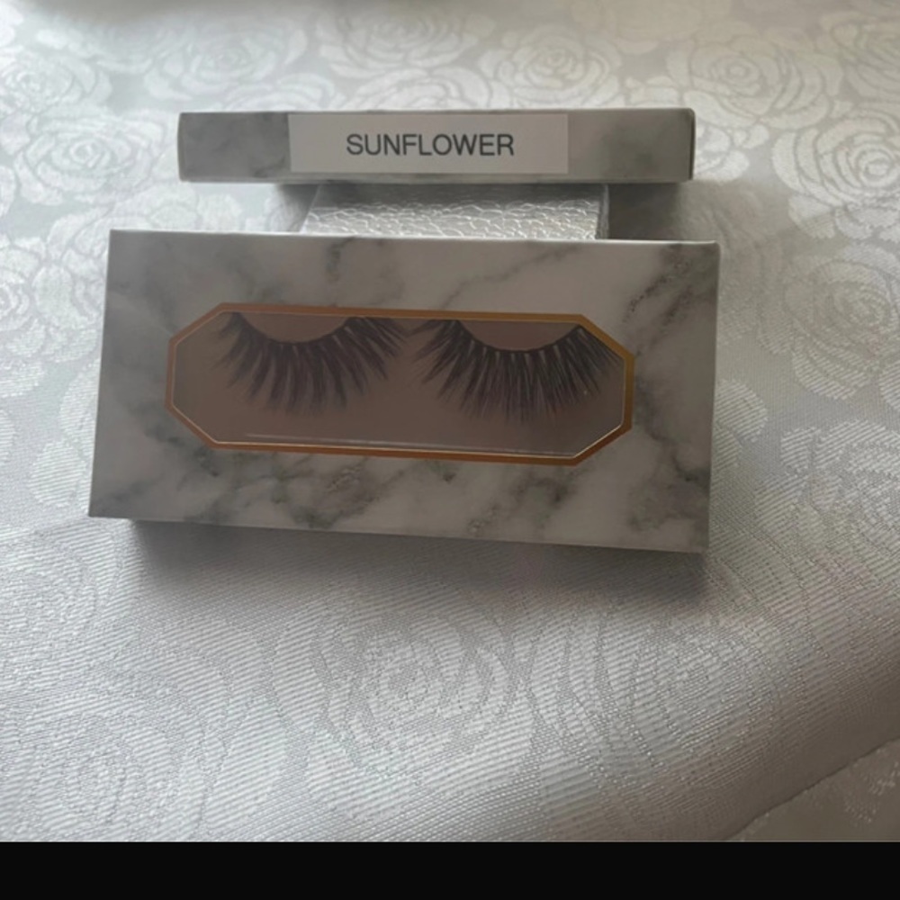 NWT Sunflower eyelashes 25mm it included lashes brush, tweezer